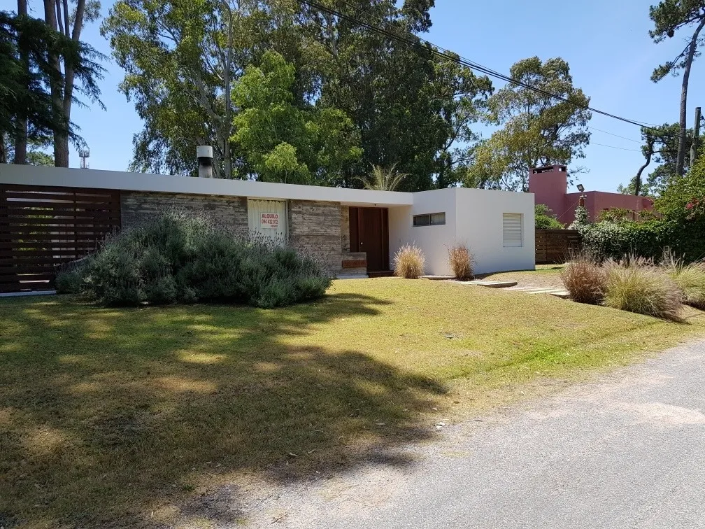 Dueño alquila Casa en Punta del Este
San Ciro Entre Tamarices Y San Remo 1
Punta Del Este, Maldonado
U$S
1.100
temporada 2019 – 2020_5e8907a48e41a.webp