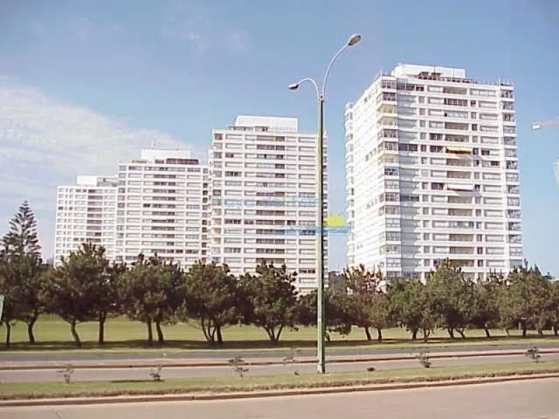 Alquiler de apartamento
Mansa 3 Dormitorios Y Servicio- Ref: 494
Punta Del Este, Maldonado
U$S
14.500
temporada 2019 – 2020_5eb0a6e18361c.webp