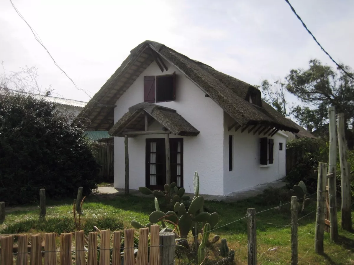 Alquiler de casa
$
2.000
temporada 2019 – 2020_5df3d74f35990.webp