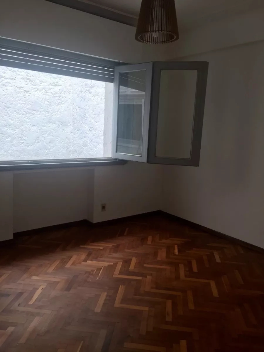 Alquiler 1 dormitorio
Soriano Esq Rio Negro 000
Centro, Montevideo
$
19.500_5e5419e4a3fbc.webp