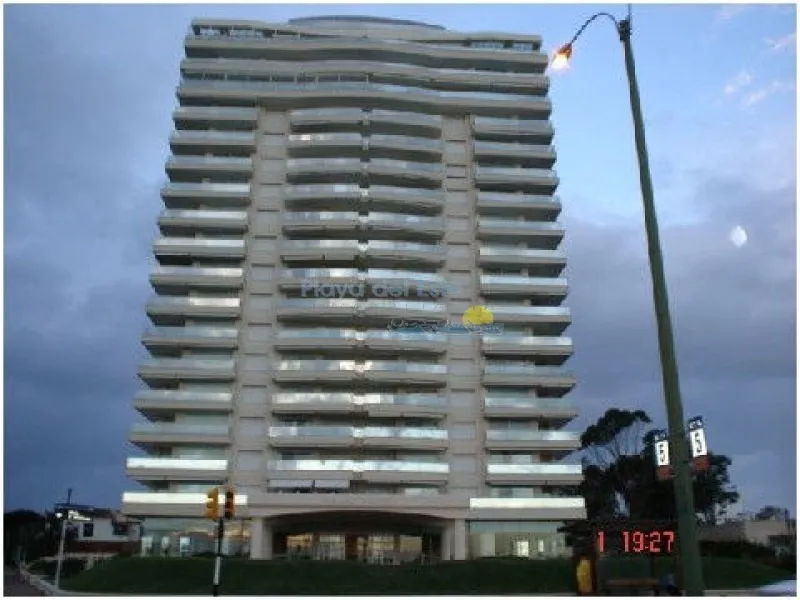 Alquiler de apartamento
Mansa, 3 Dormitorios- Ref: 76
Punta Del Este, Maldonado
U$S
12.000
temporada 2019 – 2020_5eb0a7cbee14e.webp